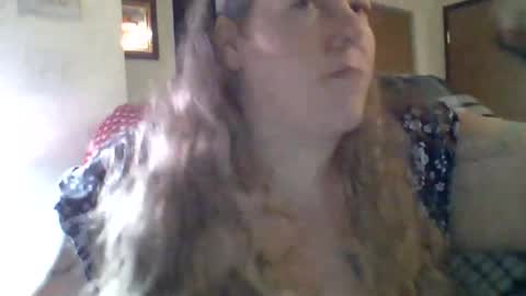 Snapshot of hippysnewhere chatting on June 7, 10:46 pm hippysnewhere online show from June 7, 10:46 pm