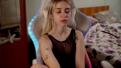 Holly online show from March 12, 7:31 pm