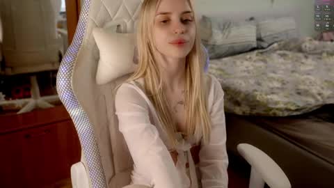 Holly online show from April 8, 9:26 pm