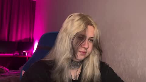 Snapshot of hoffmanite chatting on April 6, 1:36 am hoffmanite online show from April 6, 1:36 am