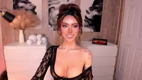 Snapshot of holee_laura chatting on July 4, 3:51 pm Ms. Laura online show from July 4, 3:51 pm