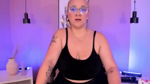 Snapshot of hollie_joliie chatting on September 10, 12:05 pm Hollie online show from September 10, 12:05 pm
