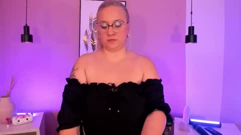 Snapshot of hollie_joliie chatting on September 13, 12:16 pm Hollie online show from September 13, 12:16 pm