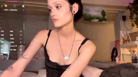 Snapshot of holliedavine chatting on June 25, 3:38 pm Ava online show from June 25, 3:38 pm