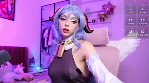 Snapshot of holliwould_ chatting on May 7, 11:48 am Holli online show from May 7, 11:48 am