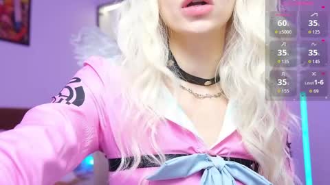 Snapshot of holliwould_ chatting on May 29, 1:31 pm Holli online show from May 29, 1:31 pm