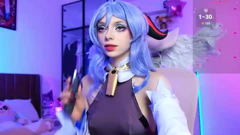 Snapshot of holliwould_ chatting on June 27, 1:17 pm Holli online show from June 27, 1:17 pm