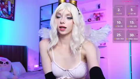Snapshot of holliwould_ chatting on July 2, 11:49 am Holli online show from July 2, 11:49 am