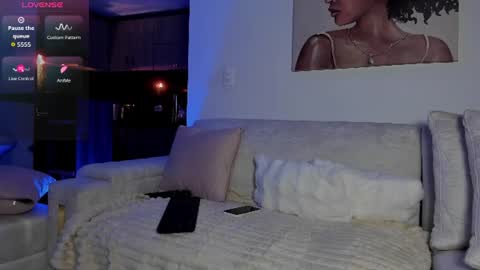 Snapshot of holly_29_m chatting on July 10, 3:33 am Mara online show from July 10, 3:33 am