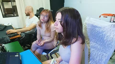 Holly and Honey online show from December 17, 8:54 pm