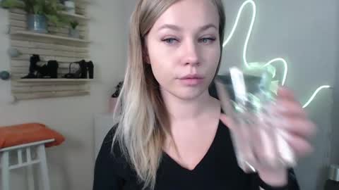 Holly online show from December 6, 1:51 am