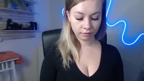 Holly online show from December 19, 3:51 am