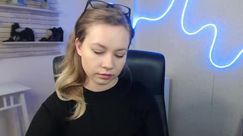 Holly online show from March 7, 1:09 am