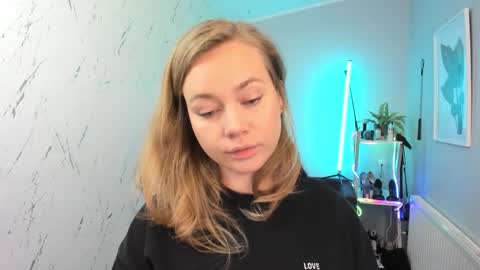 Holly online show from October 6, 5:32 pm