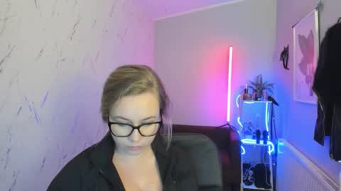 Holly online show from November 4, 8:52 pm