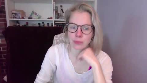 holly_bourbon online show from March 11, 5:19 pm