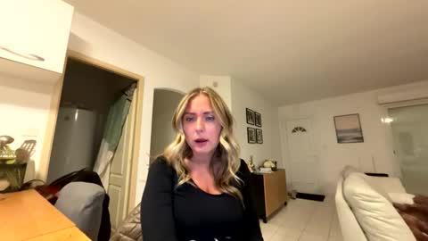 Snapshot of hollyandelon chatting on February 17, 10:49 pm hollyandelon online show from February 17, 10:49 pm