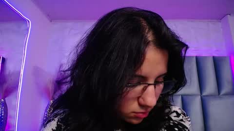 hollypeach_ online show from December 19, 8:32 am