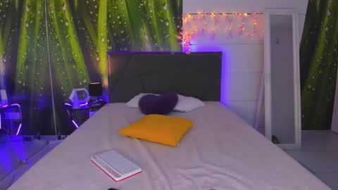 HollyTaillor online show from October 16, 5:30 am