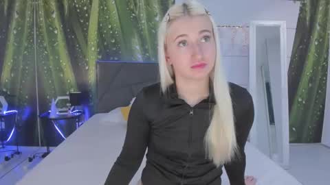 HollyTaillor online show from March 17, 6:28 am