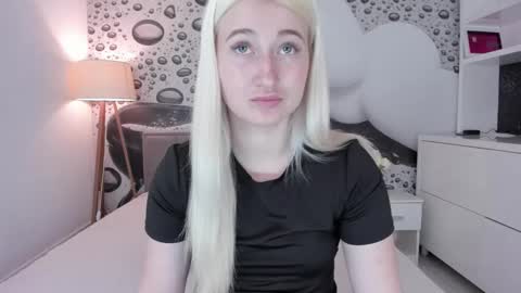 Snapshot of hollytaillor chatting on April 26, 12:14 pm HollyTaillor online show from April 26, 12:14 pm