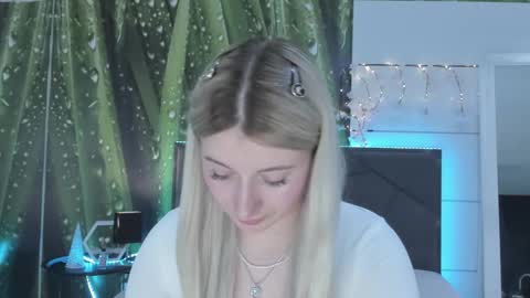Snapshot of hollytaillor chatting on May 12, 12:35 pm HollyTaillor online show from May 12, 12:35 pm