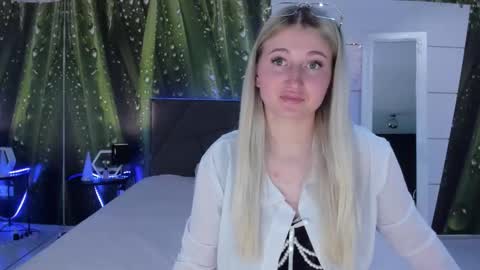Snapshot of hollytaillor chatting on May 16, 12:15 pm HollyTaillor online show from May 16, 12:15 pm