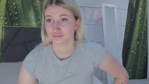 Snapshot of hollytaillor chatting on May 24, 5:23 am HollyTaillor online show from May 24, 5:23 am