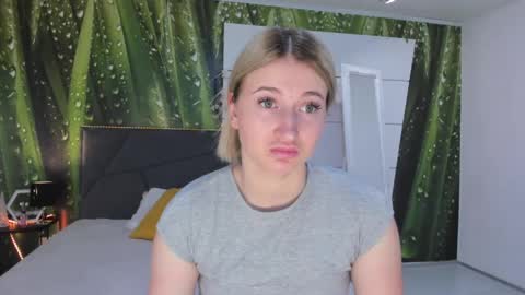 Snapshot of hollytaillor chatting on May 25, 5:24 am HollyTaillor online show from May 25, 5:24 am