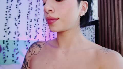 holly online show from December 12, 2:04 am