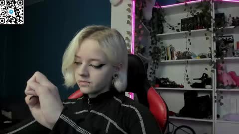 holy_mistresss online show from December 5, 10:24 am