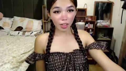 Snapshot of holy_molly1 chatting on May 5, 1:24 am holy_molly1 online show from May 5, 1:24 am
