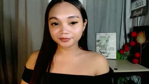 Snapshot of holy_shine chatting on May 16, 11:14 pm Bella online show from May 16, 11:14 pm