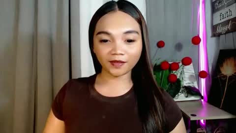 Snapshot of holy_shine chatting on May 22, 12:00 pm Bella online show from May 22, 12:00 pm