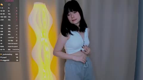 Snapshot of honeey_beee chatting on September 24, 7:28 pm May online show from September 24, 7:28 pm