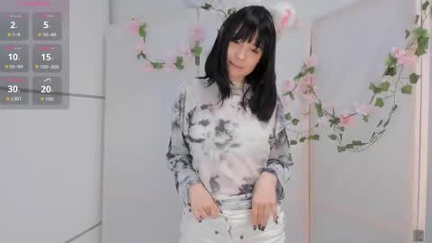 Snapshot of honeey_beee chatting on October 1, 10:49 pm May online show from October 1, 10:49 pm