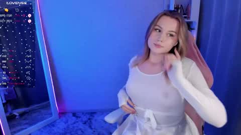 Snapshot of honey_blondee chatting on March 1, 8:31 pm Tammy online show from March 1, 8:31 pm