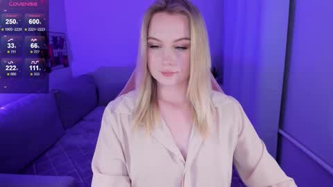 Snapshot of honey_blondee chatting on September 21, 9:16 pm Tammy online show from September 21, 9:16 pm
