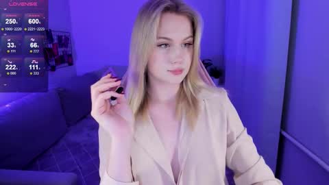Snapshot of honey_blondee chatting on September 25, 11:19 pm Tammy online show from September 25, 11:19 pm