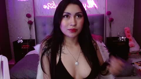 honey_doll_x online show from May 12, 8:33 am
