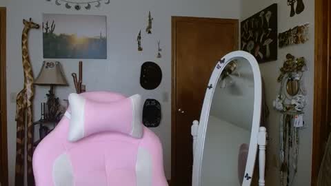 Snapshot of honeybeexo333 chatting on December 2, 6:54 pm Honey Bee online show from December 2, 6:54 pm