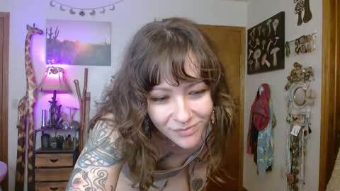 Snapshot of honeybeexo333 chatting on December 19, 3:41 pm Honey Bee online show from December 19, 3:41 pm