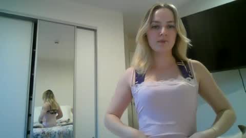 Snapshot of honeyblakex chatting on June 15, 4:04 am honeyblakex online show from June 15, 4:04 am