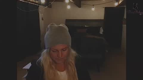 honeybuhnny online show from April 21, 9:15 am