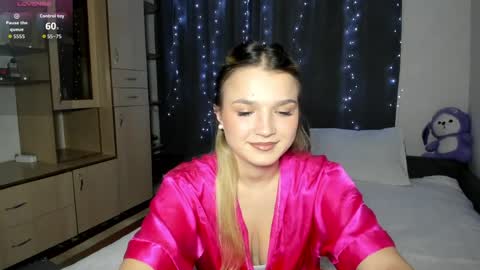 Snapshot of honeybunnyyy_ chatting on April 3, 7:12 pm HoneyBunny online show from April 3, 7:12 pm