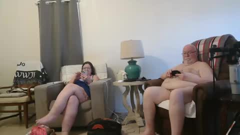 Snapshot of honeybuns344636 chatting on December 23, 6:48 pm Honey online show from December 23, 6:48 pm