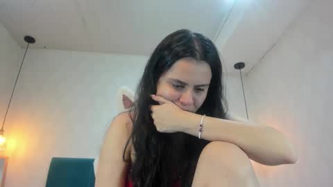 Snapshot of honeybuu_ chatting on June 2, 2:41 pm Emily online show from June 2, 2:41 pm
