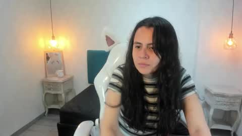 Snapshot of honeybuu_ chatting on June 3, 2:33 pm Emily online show from June 3, 2:33 pm