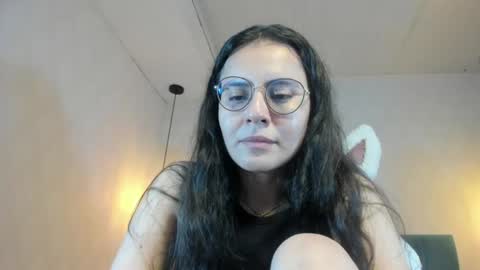 Snapshot of honeybuu_ chatting on July 10, 3:03 pm Emily online show from July 10, 3:03 pm