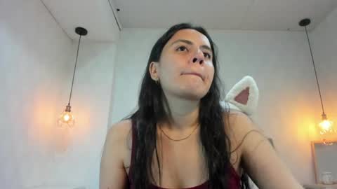 Snapshot of honeybuu_ chatting on July 13, 2:20 pm Emily online show from July 13, 2:20 pm